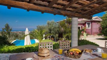 Villa Dioni | Courtyard view