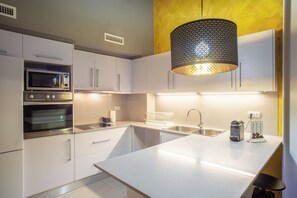 Geladeira, micro-ondas, fogão, cooktop