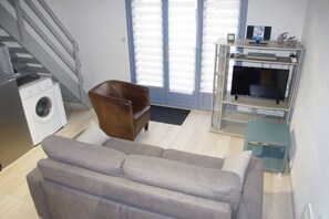 Fernseher, DVD-Player, Bücher, Musikbibliothek