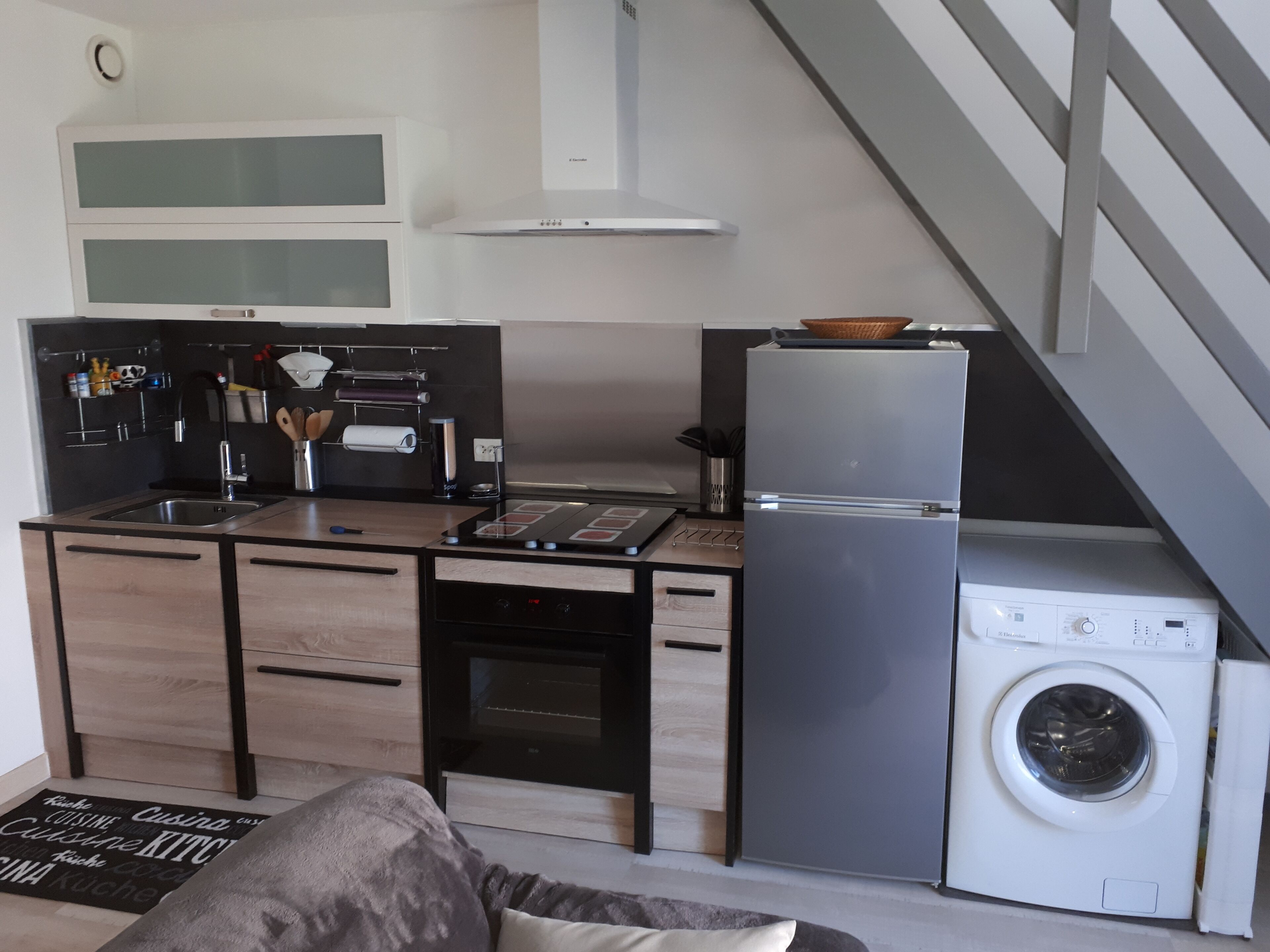 Réfrigérateur, micro-ondes, four, plaque de cuisson