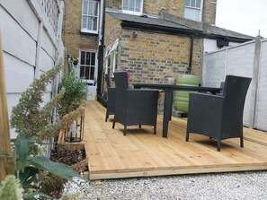 Outdoor dining - Charming 2 bed cottage in the heart of Canterbury with parking nearby (Canterbury)
