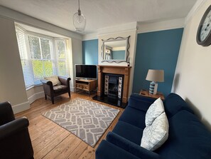 Smart TV, fireplace, video games, DVD player - Charming 2 bed cottage in the heart of Canterbury with parking nearby (Canterbury)