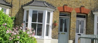 Charming 2 bed cottage in the heart of Canterbury with parking nearby