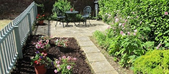 Charming 2 bed cottage in the heart of Canterbury with parking nearby