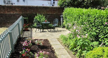 Charming 2 bed cottage in the heart of Canterbury with parking nearby