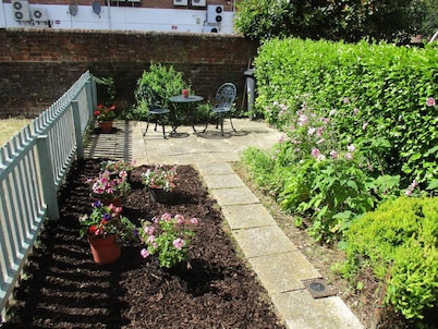 Charming 2 bed cottage in the heart of Canterbury with parking nearby