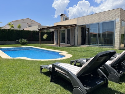 Preciosa villa en planta baja con piscina privada a 350m de la playa