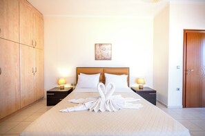 3 bedrooms, in-room safe, iron/ironing board, free WiFi