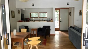 A modern living space with a dining area, kitchen, and seating area. - Seal Point Waterfront Cottage (Lamoine)