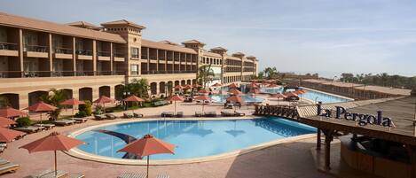 Una piscina techada, una piscina al aire libre