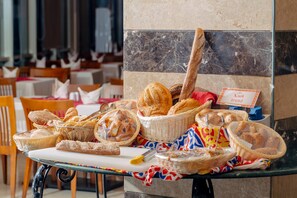 朝食 (ビュッフェ)、毎日提供 (無料)