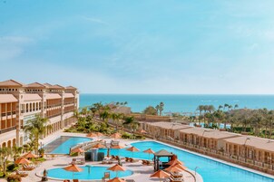Una piscina techada, una piscina al aire libre