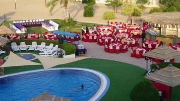 Hồ bơi ngoài trời