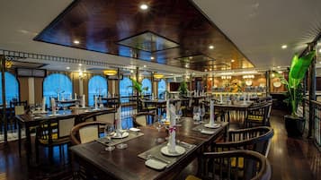 2 restaurantes; se sirven desayunos y cocina local e internacional