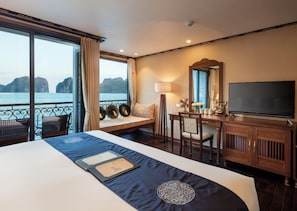 Minibar, desk, laptop workspace, blackout drapes - Indochine Lan Ha Bay (Ha Long)