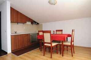 Standard-Maisonette, Mehrere Betten, Nichtraucher, Stadtblick | Eigene Küche | Mikrowelle, Ofen, Herdplatte, Geschirrspüler