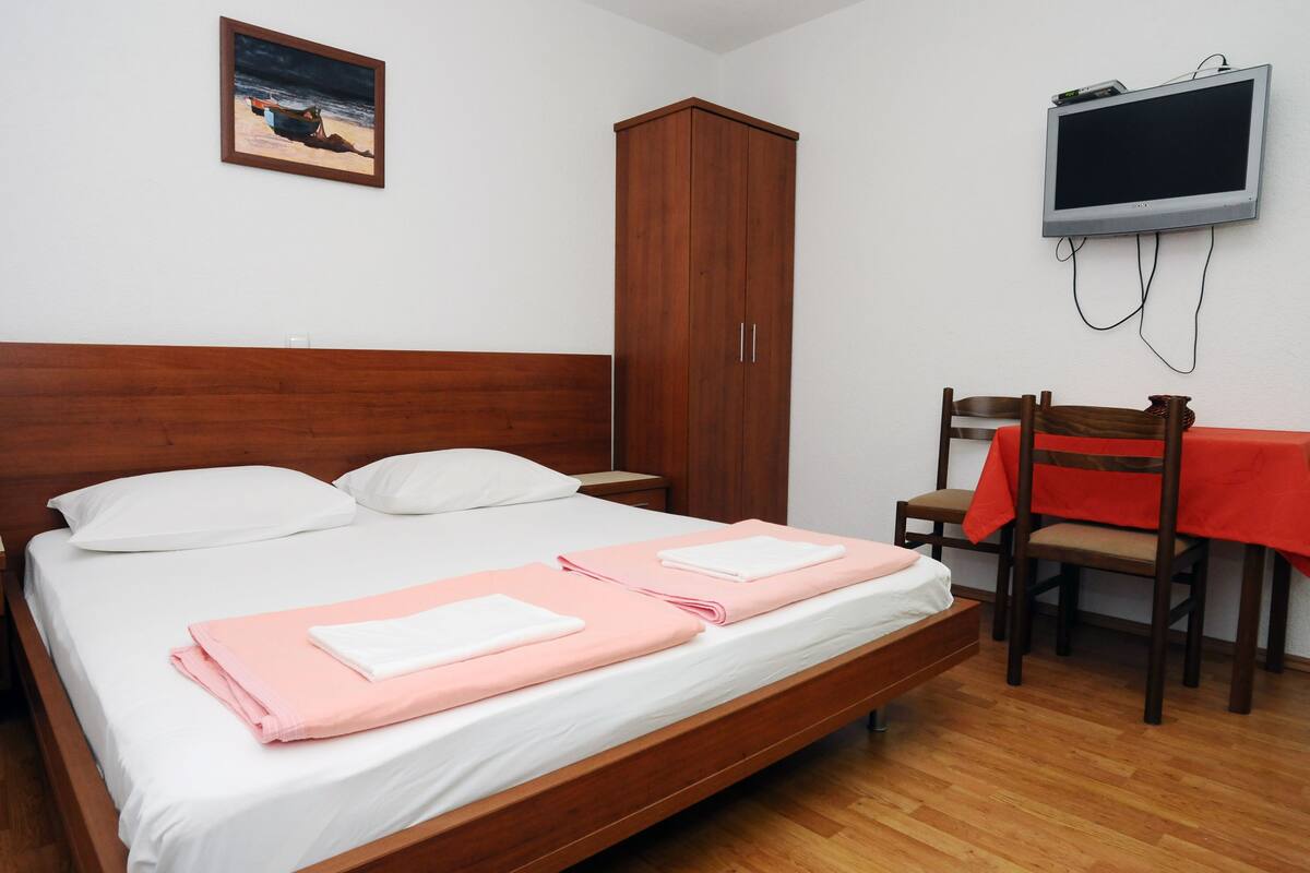 Monolocale, 1 letto queen, non fumatori | Una cassaforte in camera, insonorizzazione, Wi-Fi gratuito, lenzuola