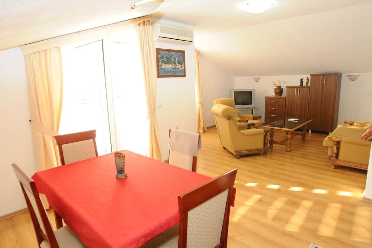 In-room safe, soundproofing, WiFi (free), bed sheets