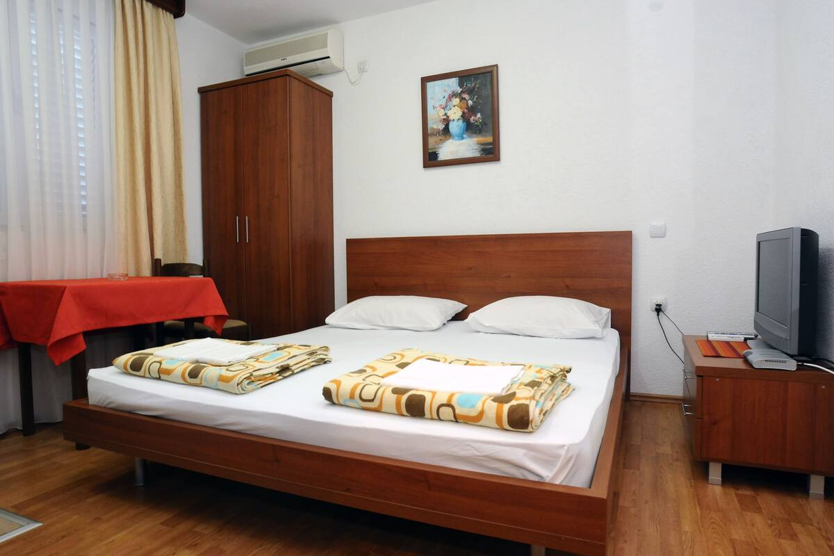 Superior Studio, 1 King Bed, Non Smoking, Garden View