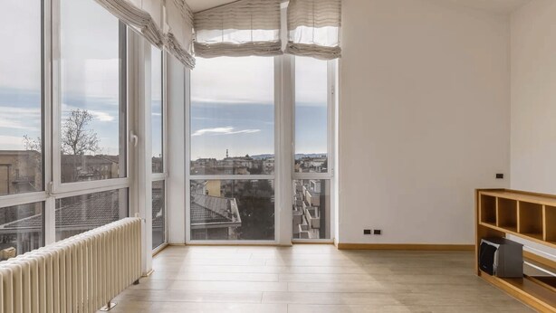 A spacious room with large windows, a radiator, and a wooden shelf. - The. Loft. by. Guido (Vicenza)