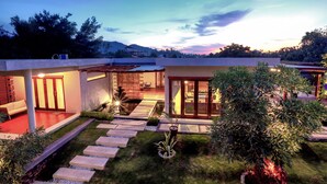 A modern house with a patio, a swimming pool, and a well-maintained garden. - Villa Luna (Kuta)