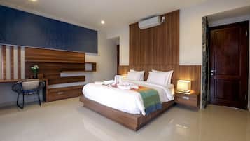In-room safe, desk, free WiFi