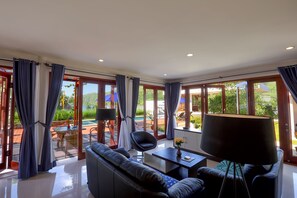 Flat-screen TV - Villa Luna (Kuta)