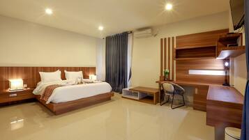 Safe på rommet, skrivebord og wi-fi (inkludert)