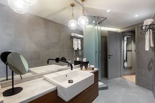Roomy Suite with Balcony & Acropolis View | Escrivaninha, espaço de trabalho para notebook, cortinas blackout