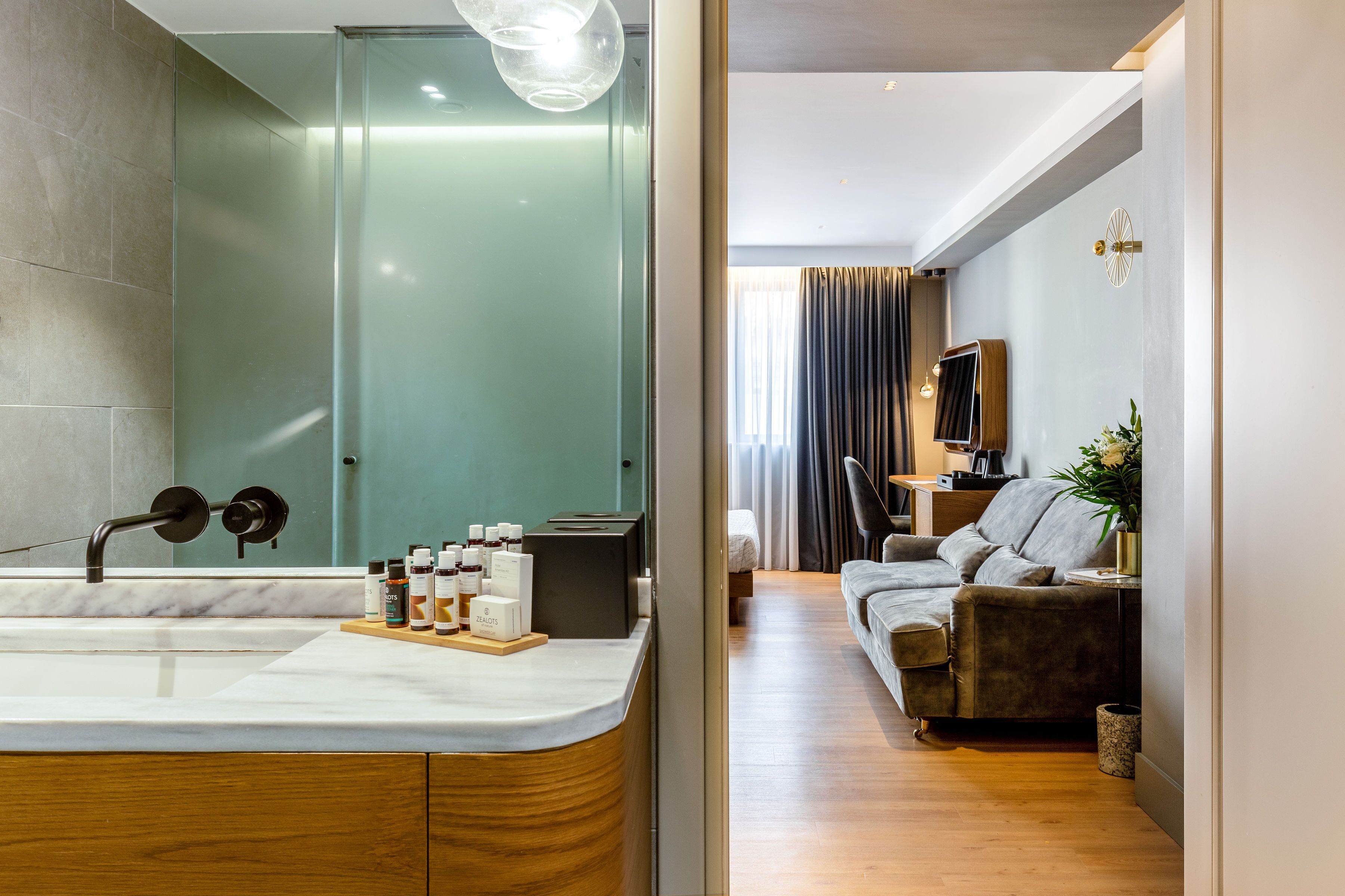 shower, rainfall showerhead, free toiletries, hair dryer