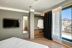 Epic 2 Bedroom Suite with Balcony with Acropolis View | Θέα από το δωμάτιο
