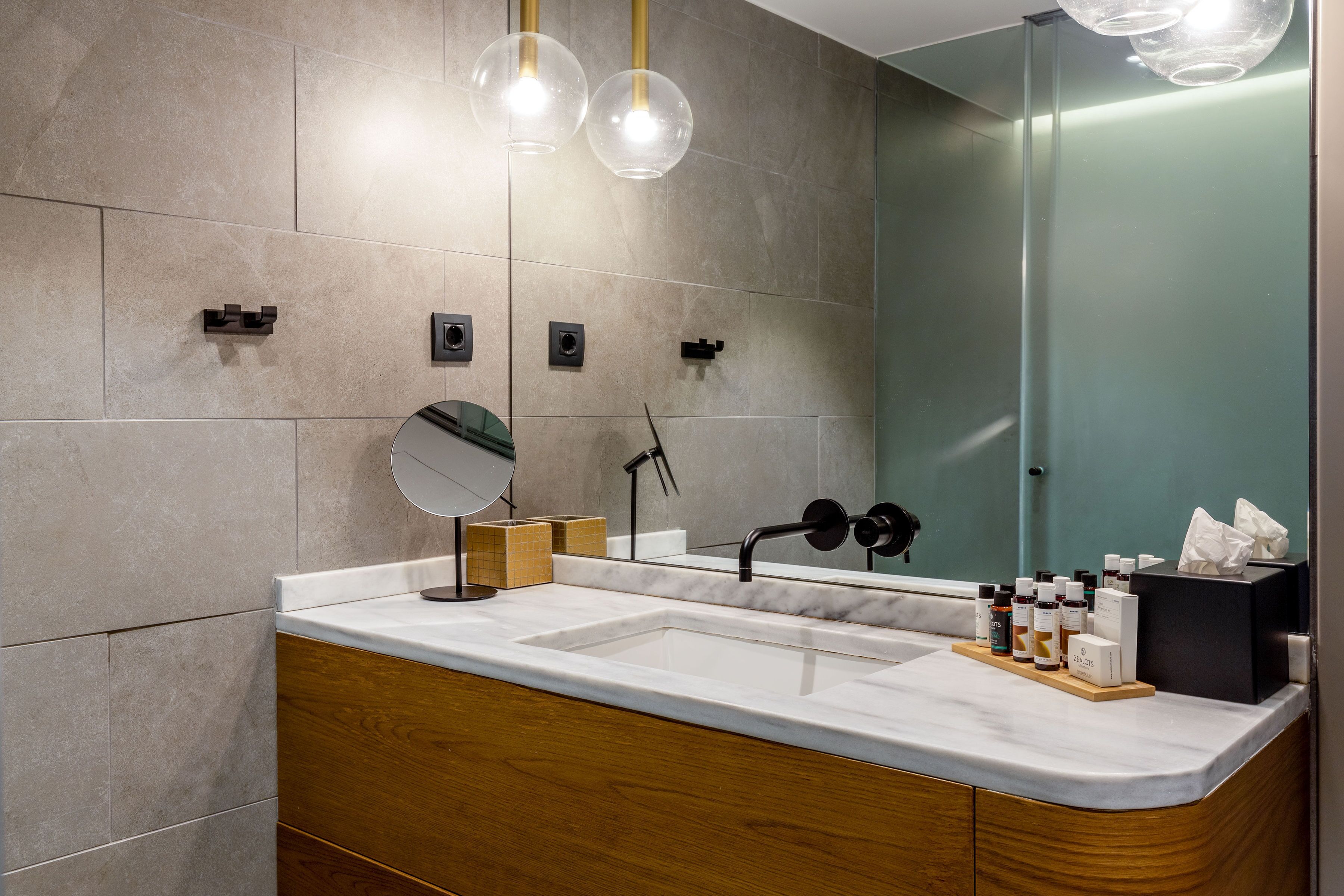 shower, rainfall showerhead, free toiletries, hair dryer