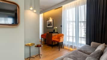 Epic 2 Bedroom Suite with Balcony with Acropolis View | 1 bedroom, desk, laptop workspace, blackout curtains