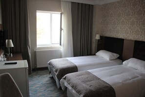 مكتب وستائر تعتيم وتجهيزات عازلة للصوت وواي فاي مجانًا