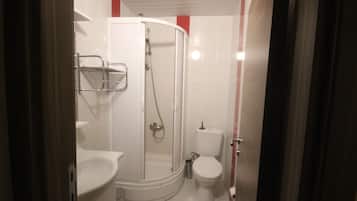 Douche, articles de toilette gratuits, sĂšche-cheveux, chaussons