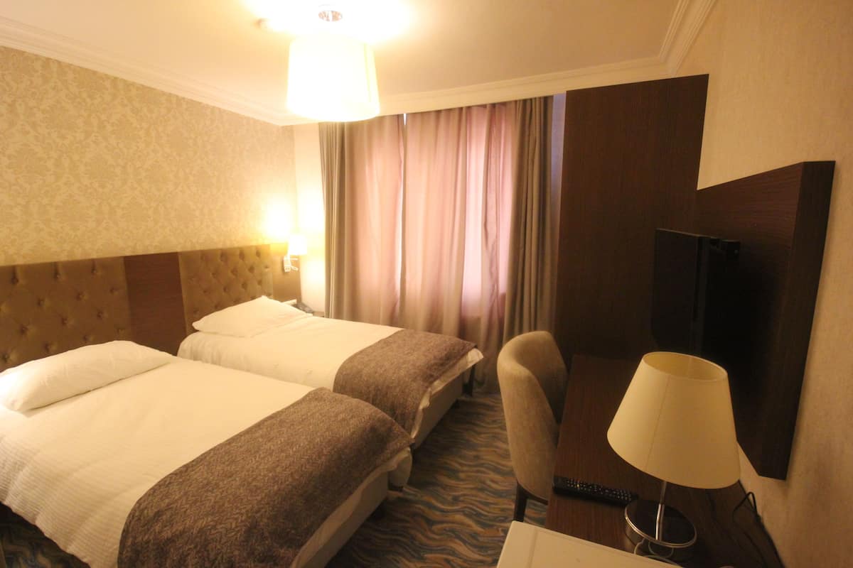 Standard Twin Room | Desk, blackout drapes, soundproofing, WiFi (free)