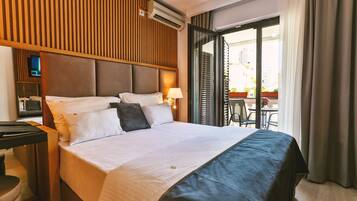 Classic Double Room, 1 Queen Bed, Non Smoking | Minibar, in-room safe, blackout drapes, soundproofing