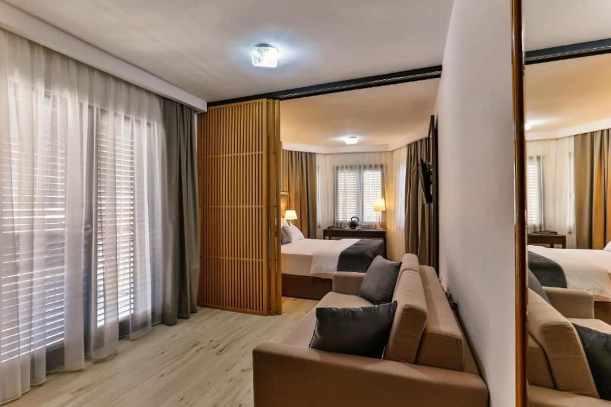 Minibar, caja de seguridad en la habitación y cortinas blackout