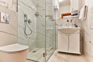 Familien-Vierbettzimmer, Mehrere Betten, Nichtraucher, Stadtblick | Badezimmer | Dusche, Haartrockner, Handtücher