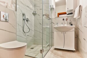 Familien-Vierbettzimmer, Mehrere Betten, Nichtraucher, Stadtblick | Badezimmer | Dusche, Haartrockner, Handtücher