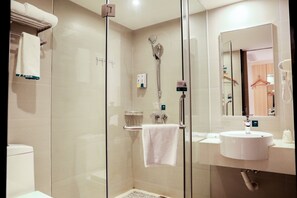 Shower, rainfall showerhead, free toiletries, hair dryer