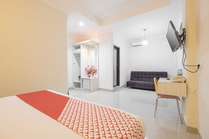 Escritorio, wifi gratis, ropa de cama y acceso para silla de ruedas 