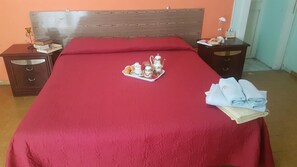 Premium bedding, blackout drapes, free WiFi, bed sheets - B&B Miraglia (Naples)