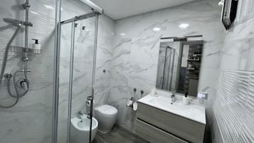 Suite Studio Deluxe, vue ville, rez-de-chaussée | Salle de bain
