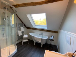 Badewanne, Haartrockner, Handtücher, Seife