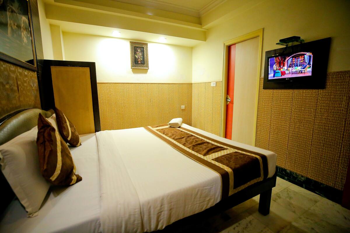In-room safe, desk, soundproofing, iron/ironing board
