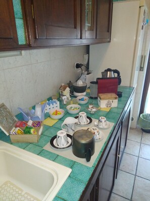 Four, plaque de cuisson, cafetière/bouilloire, bouilloire électrique