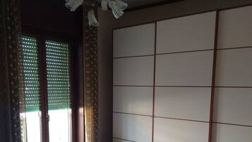 1 chambre, fer et planche Ă repasser, Wi-Fi gratuit, draps fournis