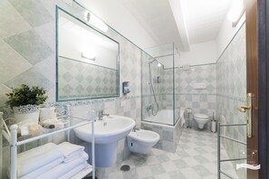 ห้องดีลักซ์ดับเบิล, เตียงควีนไซส์ 1 เตียง และโซฟาเบด (La Piazzetta) | ห้องน้ำ | อ่างอาบน้ำแบบแช่ตัว, ของใช้ในห้องน้ำฟรี, ไดร์เป่าผม, เสื้อคลุมอาบน้ำ