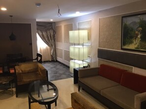 Quarto presidencial, vista para a cidade | Cofres nos quartos, individualmente decorados